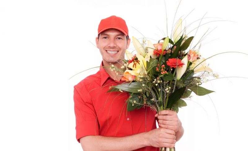 Курьер доставил цветы к месту